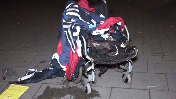 Ein Rollstuhl ist am 22. November in Essen durch Feuer schwer beschädigt worden.