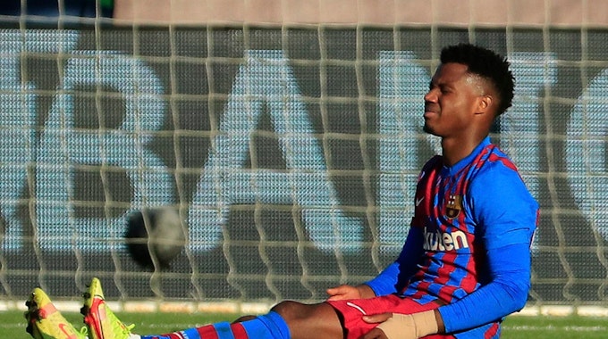 Ansu Fati (FC Barcelona) sitzt hadernd am Boden beim Spiel gegenn Celta Vigo.