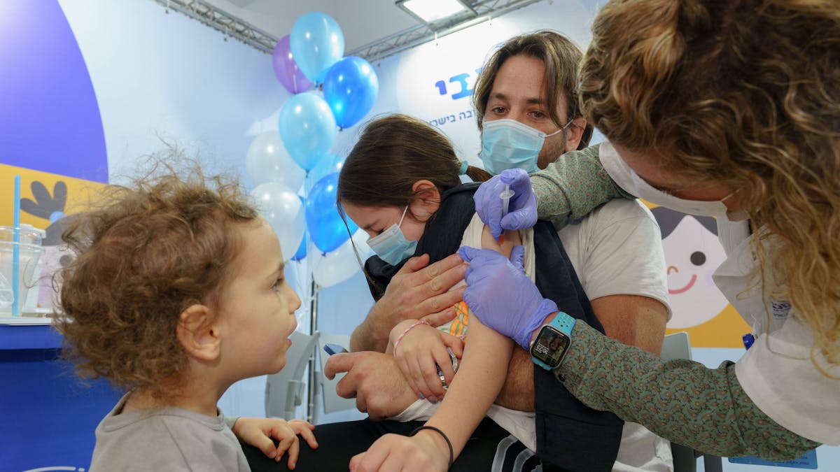 Ein Kind wird in Israel gegen das Corona-Virus geimpft.
