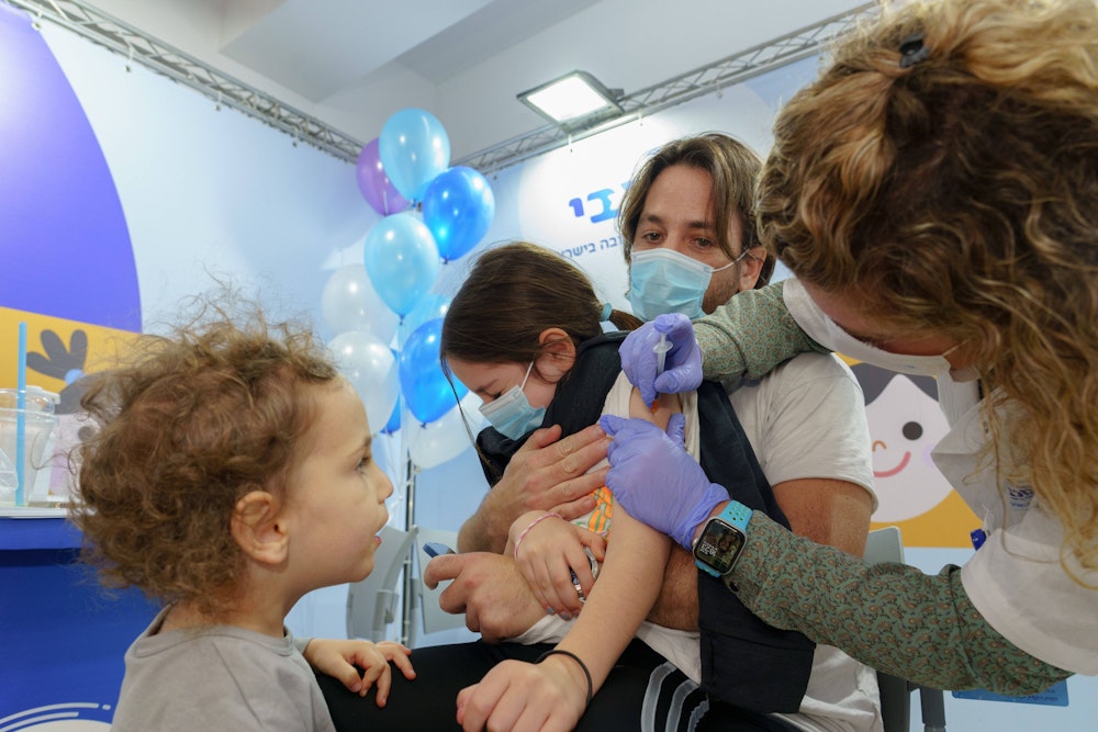 Ein Kind wird in Israel gegen das Corona-Virus geimpft.