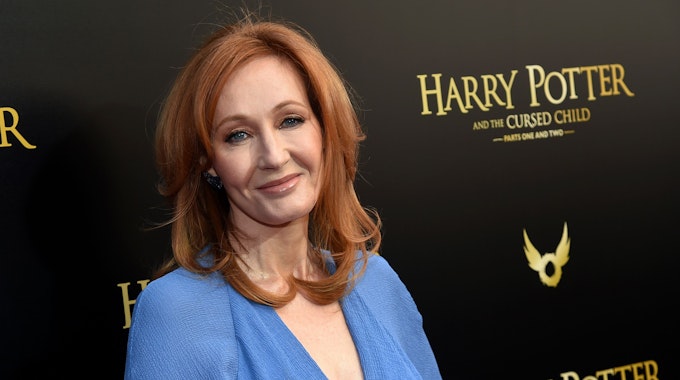 Die Autorin J. K. Rowling kommt zur Premiere des Theaterstücks „Harry Potter and the Cursed Child“ („Harry Potter und das verwunschene Kind“) ins Lyric Theatre am Broadway.