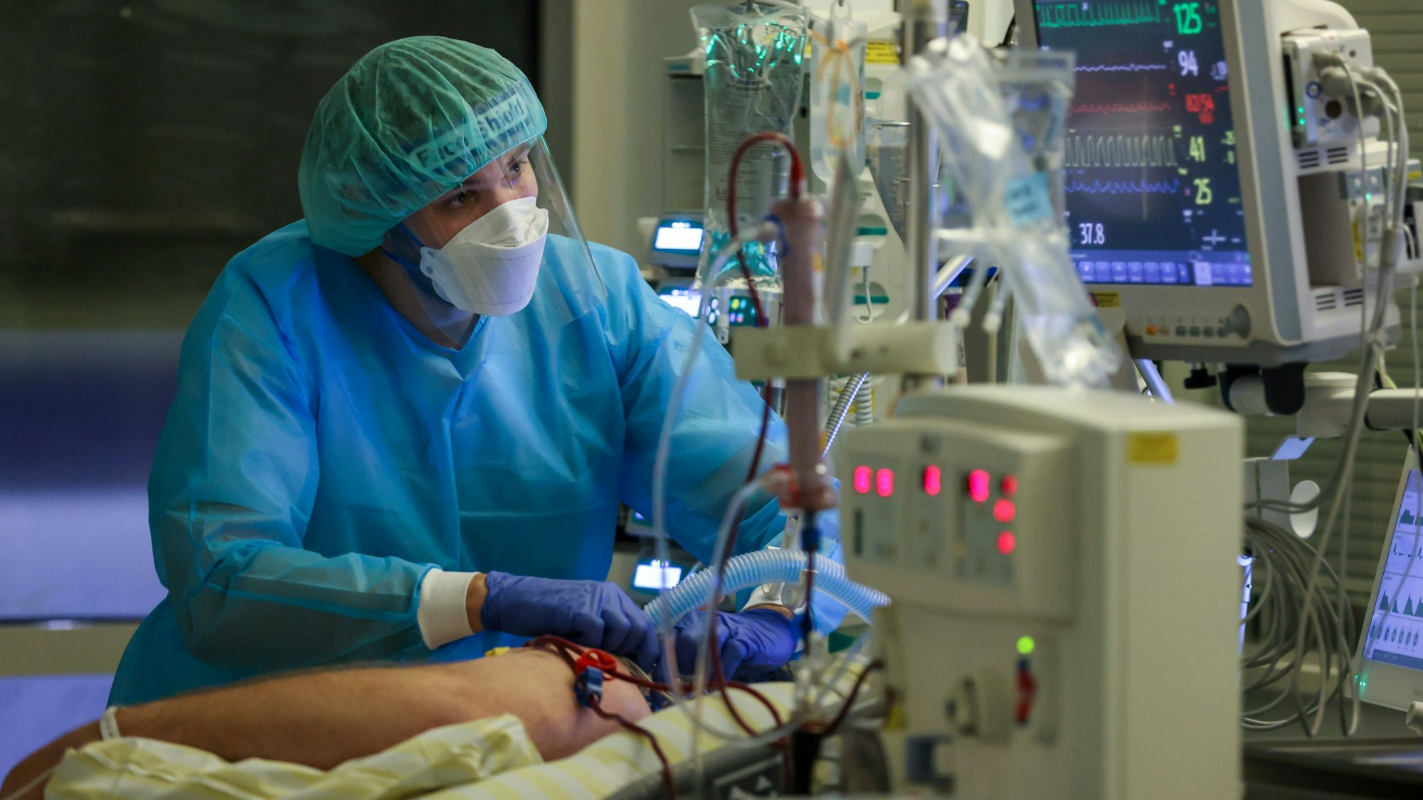 Ein Intensivpfleger versorgt einen Covid-19-Patienten auf der Intensivstation der Leipziger Uniklinik.