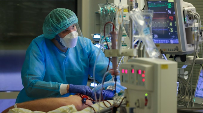 Ein Intensivpfleger versorgt einen Covid-19-Patienten auf einer Intensivstation.
