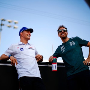 Die Formel-1-Fahrer Mick Schumacher (l.) und Sebastian Vettel (r.) beim Rennen in Katar