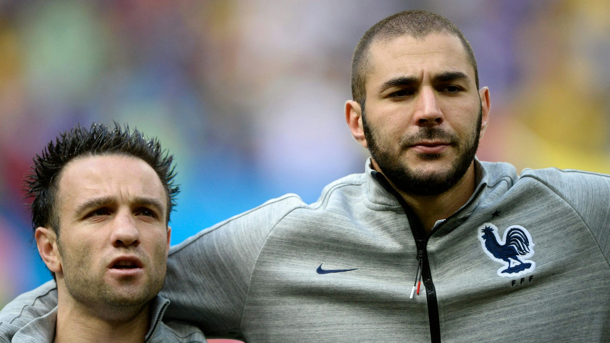 Karim Benzema und Mathieu Valbuena stehen während der Nationalhymne nebeneinander.