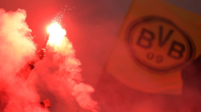 Fans von Borussia Dortmund zünden Pyrotechnik im Fanblock.
