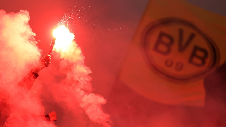Fans von Borussia Dortmund zünden Pyrotechnik im Fanblock.