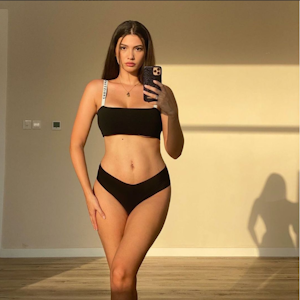 Youtuberin Paola Maria zeigt ihren After-Baby-Body in schwarzer Unterwäsche vor einem Spiegel.