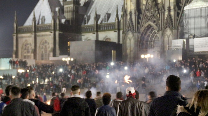 Zahlreiche Menschen sind am 31.12.2015 in Köln (Nordrhein-Westfalen) auf dem Vorplatz des Hauptbahnhofs zu sehen.