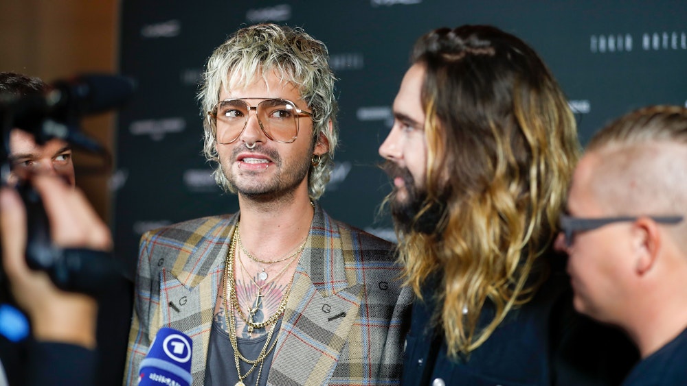 Tom Kaulitz (l) und Bruder Bill Kaulitz beantworten bei dem Tokio Hotel-Event in Berlin die Fragen von Journalisten.