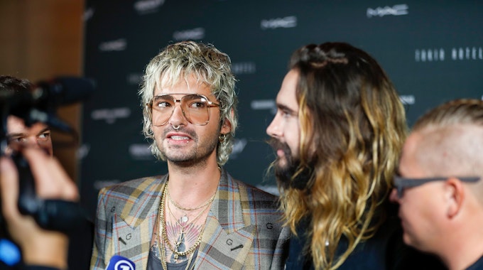 Tom Kaulitz (l) und Bruder Bill Kaulitz beantworten bei dem Tokio Hotel-Event in Berlin die Fragen von Journalisten.