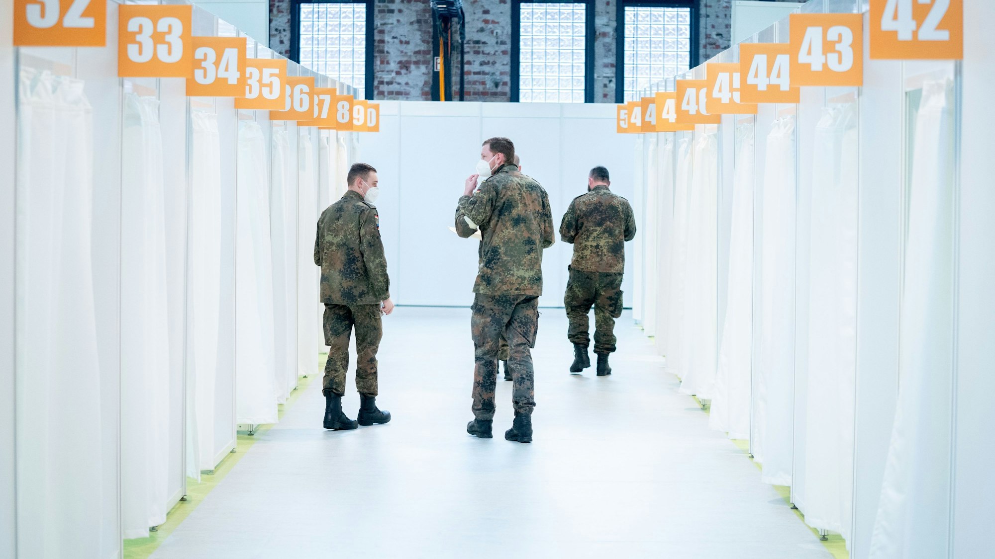Bundeswehrsoldaten nehmen als Statisten am Testlauf im Berliner Corona-Impfzentrum in Treptow teil.