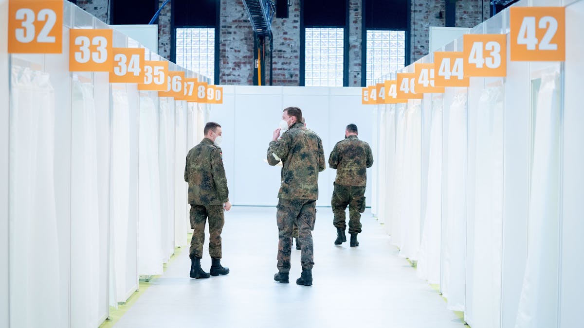 Bundeswehrsoldaten nehmen als Statisten am Testlauf im Berliner Corona-Impfzentrum in Treptow teil.&nbsp;