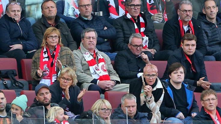 Alexander Wehrle und Werner Wolf sitzen beim Bundesliga-Spiel 1. FC Köln gegen Bayer Leverkusen auf der Tribüne.