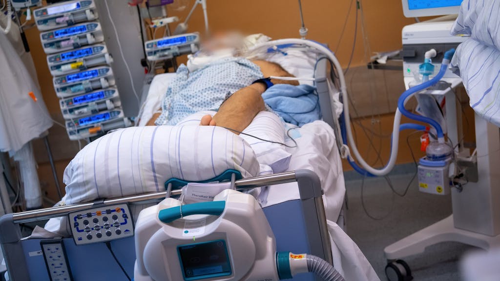 Ein Covid-19 Patient liegt in einem isoliertem Intensivbett-Zimmer in der Asklepios Klinik. Der Patient liegt im künstlichen Koma und wird beatmet.&nbsp;