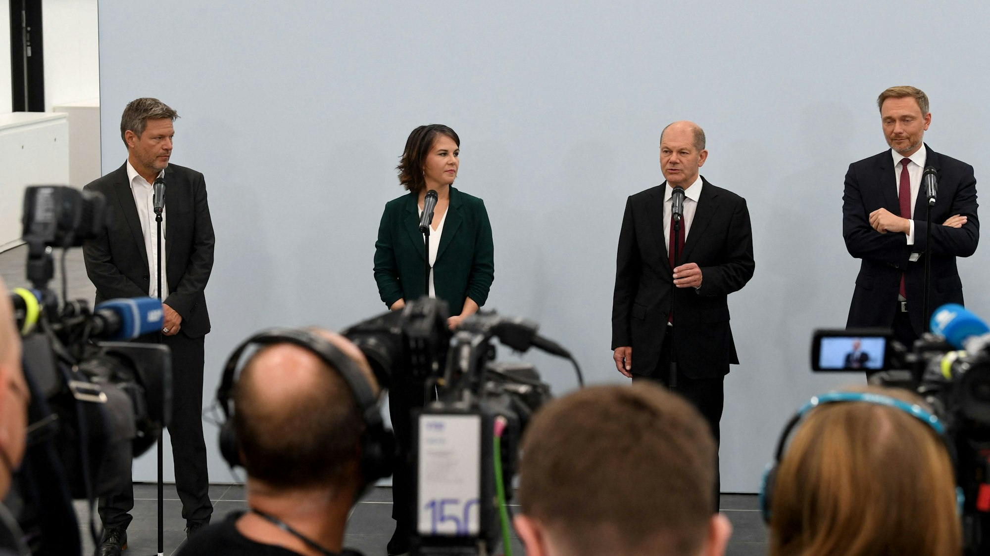 Das Foto (aufgenommen am 15. Oktober 2021 in Berlin) zeigt die ParteivorsitzendenAnnalena Baerbock, Olaf Scholz und Christian Lindner undRobert Habeck.