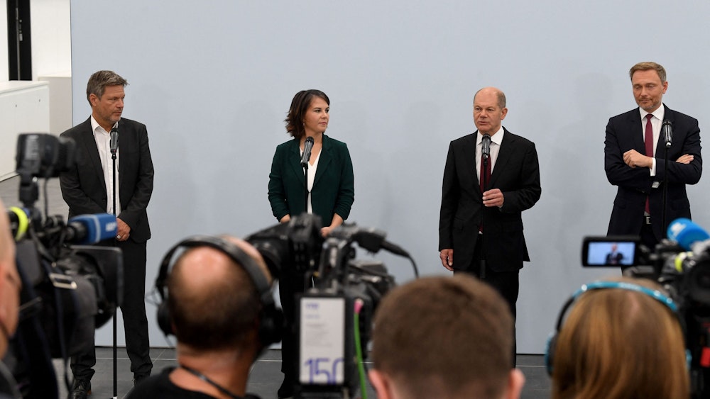 Das Foto (aufgenommen am 15. Oktober 2021 in Berlin) zeigt die Parteivorsitzenden Annalena Baerbock, Olaf Scholz und Christian Lindner und Robert Habeck.