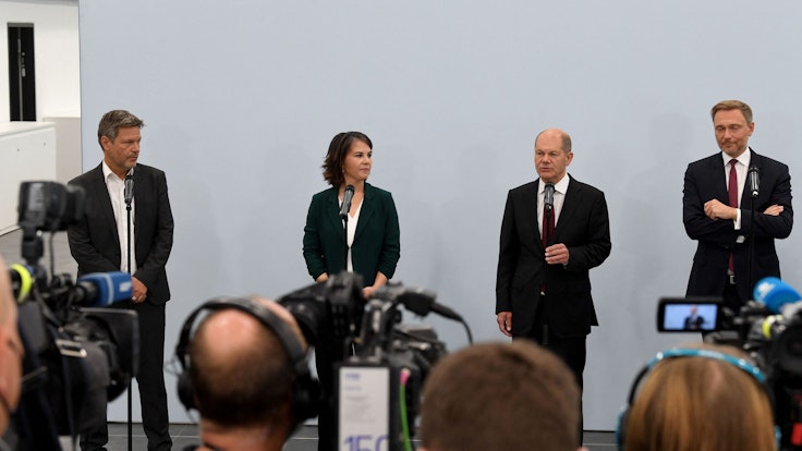 Das Foto (aufgenommen am 15. Oktober 2021 in Berlin) zeigt die Parteivorsitzenden Annalena Baerbock, Olaf Scholz und Christian Lindner und Robert Habeck.