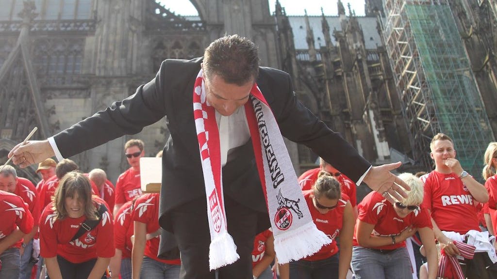 Moderator Linüs Büttgen bei einem Termin mit dem 1.FC Köln am Dom.