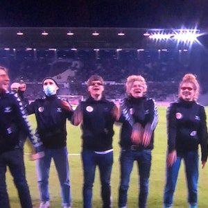 Emotionale Szenen am Millerntor: Die Blindenfußball-Mannschaft des FC St. Pauli feiert in der Halbzeit.