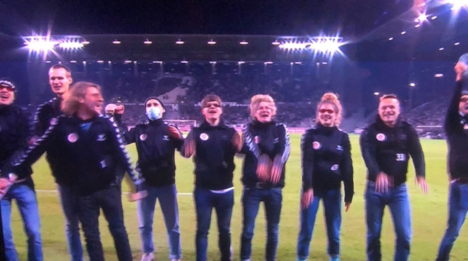 Emotionale Szenen am Millerntor: Die Blindenfußball-Mannschaft des FC St. Pauli feiert in der Halbzeit.