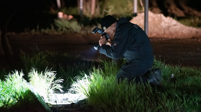Ein Kriminaltechniker fotografiert Spuren am Tatort. Hierbei handelt es sich um ein Symbolfoto. In Freudenstadt im Schwarzwald wurde jetzt ein Mordfall aufgeklärt. Das Opfer stammt aus NRW.