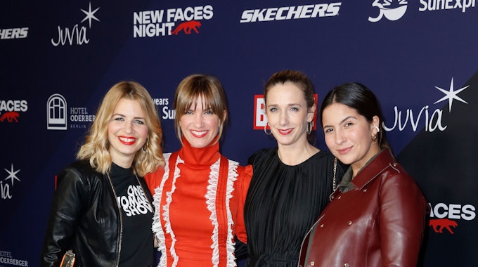 Chryssanthi Kavazi (ganz rechts) zusammen mit weiteren GZSZ-Darstellerinnen am 13. Januar 2020 bei der „Berliner Fashion Week – Bunte New Faces Night“. Die Schauspielerin postete auf Instagram ein heißes Foto von sich.