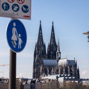Der Kölner Dom ist hinter dem Schild für eine Fußgängerzone zu sehen.