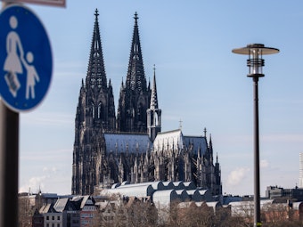 Der Kölner Dom ist hinter dem Schild für eine Fußgängerzone zu sehen.