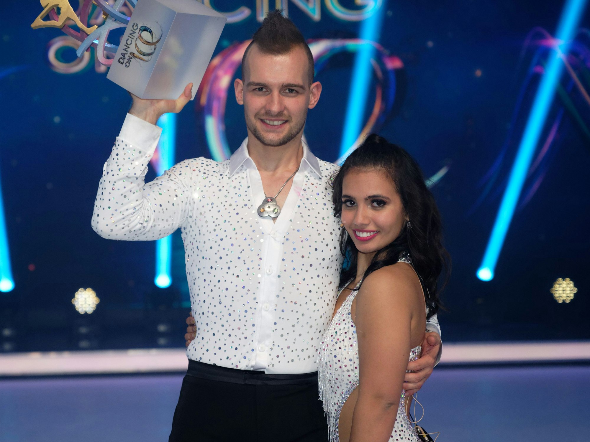Eric Stehfest zusammen mit Tanzpartnerin Amani Fancy bei der SAT.1-Show „Dancing on Ice“.