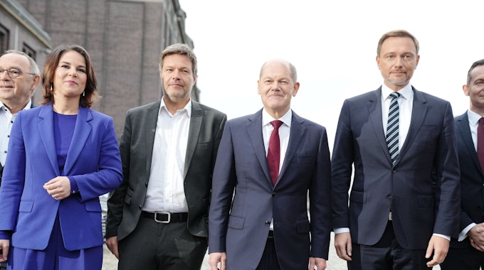 Norbert Walter-Borjans (SPD, von links), Annalena Baerbock und Robert Habeck (Grüne), Olaf Scholz (SPD) sowie Christian Lindner und Volker Wissing (FDP) kommen zur Pressekonferenz, um den gemeinsamen Koalitionsvertrag der Ampel-Parteien vorzustellen.