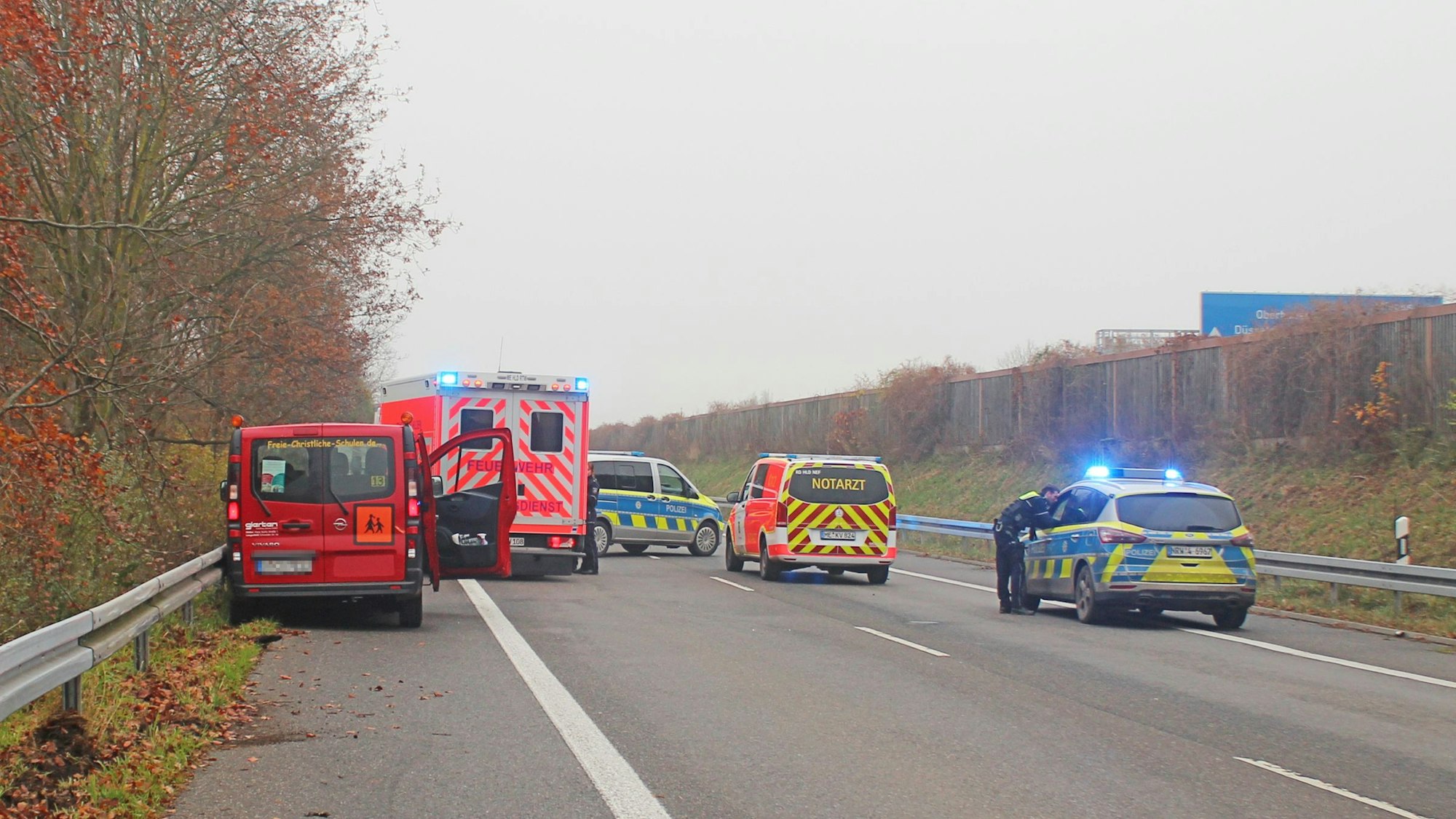 Der Fahrer kam am 24. November mit seinem Opel Vivaro in Düsseldorf nach links von der Straße ab.