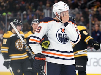 Oilers-Star Leon Draisaitl wischt sich beim Spiel gegen die Boston Bruins durch sein Gesicht