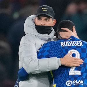 Chelsea-Trainer Thomas Tuchel umarmt Verteidiger Antonio Rüdiger nach dem 4:0-Champions-League-Sieg über Juventus Turin