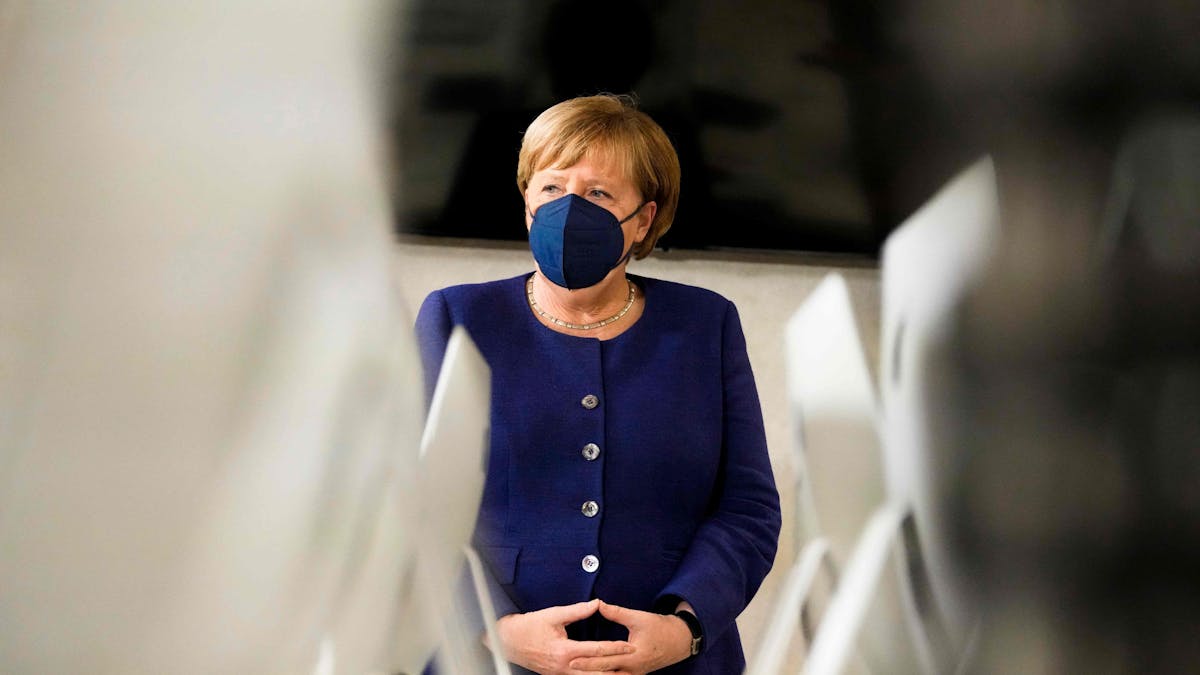 Die geschäftsführende Kanzlerin Angela Merkel (CDU) besucht das TUMO-Bildungszentrum am 22. November in Berlin.