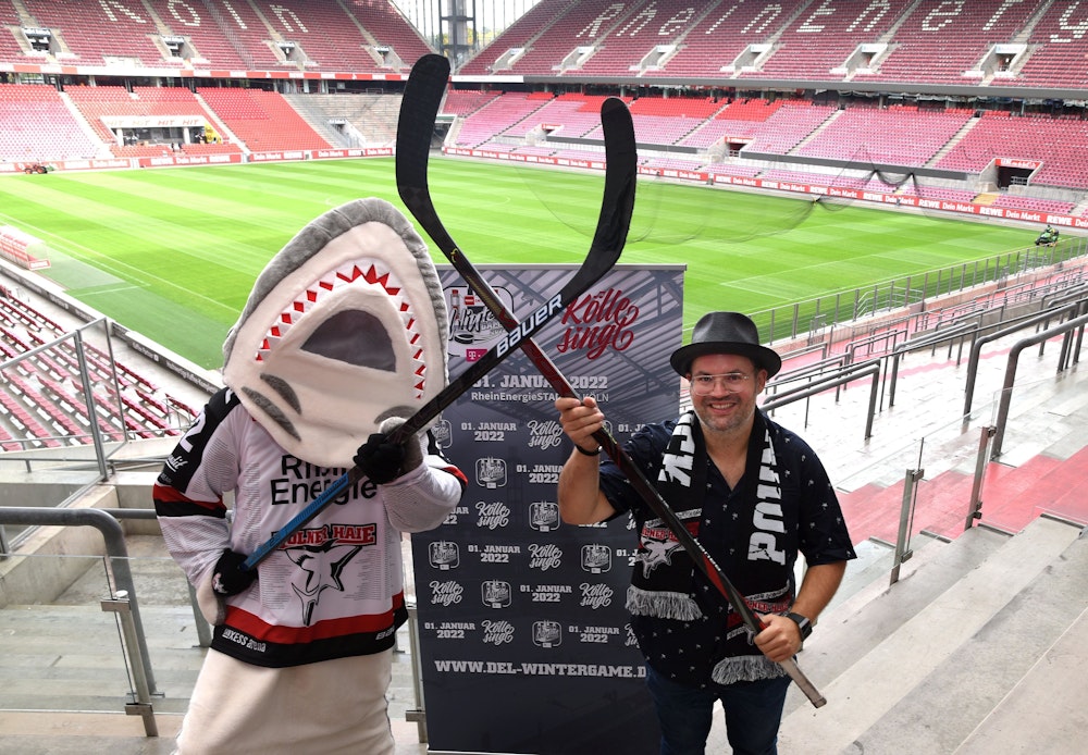 Sharky und Björn Heuser freuen sich auf die Eishockey Winterspiele im Rheinenergie Stadion. Foto: Csaba Peter Rakoczy