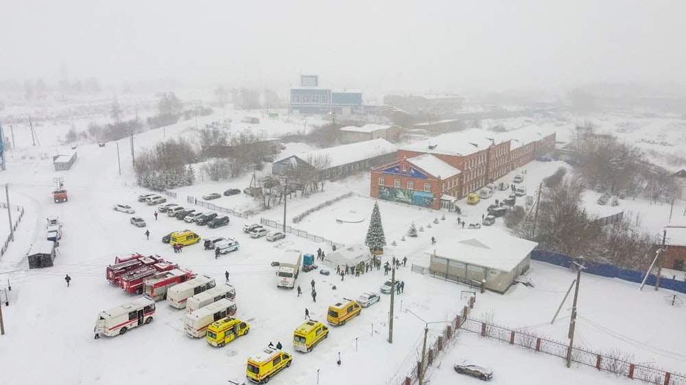 Krankenwagen und Feuerwehrfahrzeuge stehen am 25. November 2021 in der Nähe des Kohlebergwerks „Listwjaschnaja“ außerhalb der sibirischen Stadt Kemerowo. Bei einem schweren Unglück in einem Kohlebergwerk sind mindestens 52 Menschen getötet und Dutzende verletzt worden.