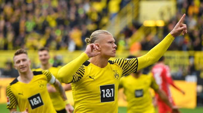 Borussia Dortmunds Stürmer Erling Haaland jubelt über seinen Treffer gegen Mainz 05.