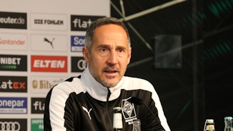 Adi Hütter, Trainer von Borussia Mönchengladbach, spricht am 25. November 2021 bei einer Pressekonferenz im Borussia-Park über das Derby beim 1. FC Köln. Hütter redet in ein Mikrofon auf dem Podium.