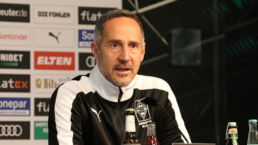 Adi Hütter, Trainer von Borussia Mönchengladbach, spricht am 25. November 2021 bei einer Pressekonferenz im Borussia-Park über das Derby beim 1. FC Köln. Hütter redet in ein Mikrofon auf dem Podium.