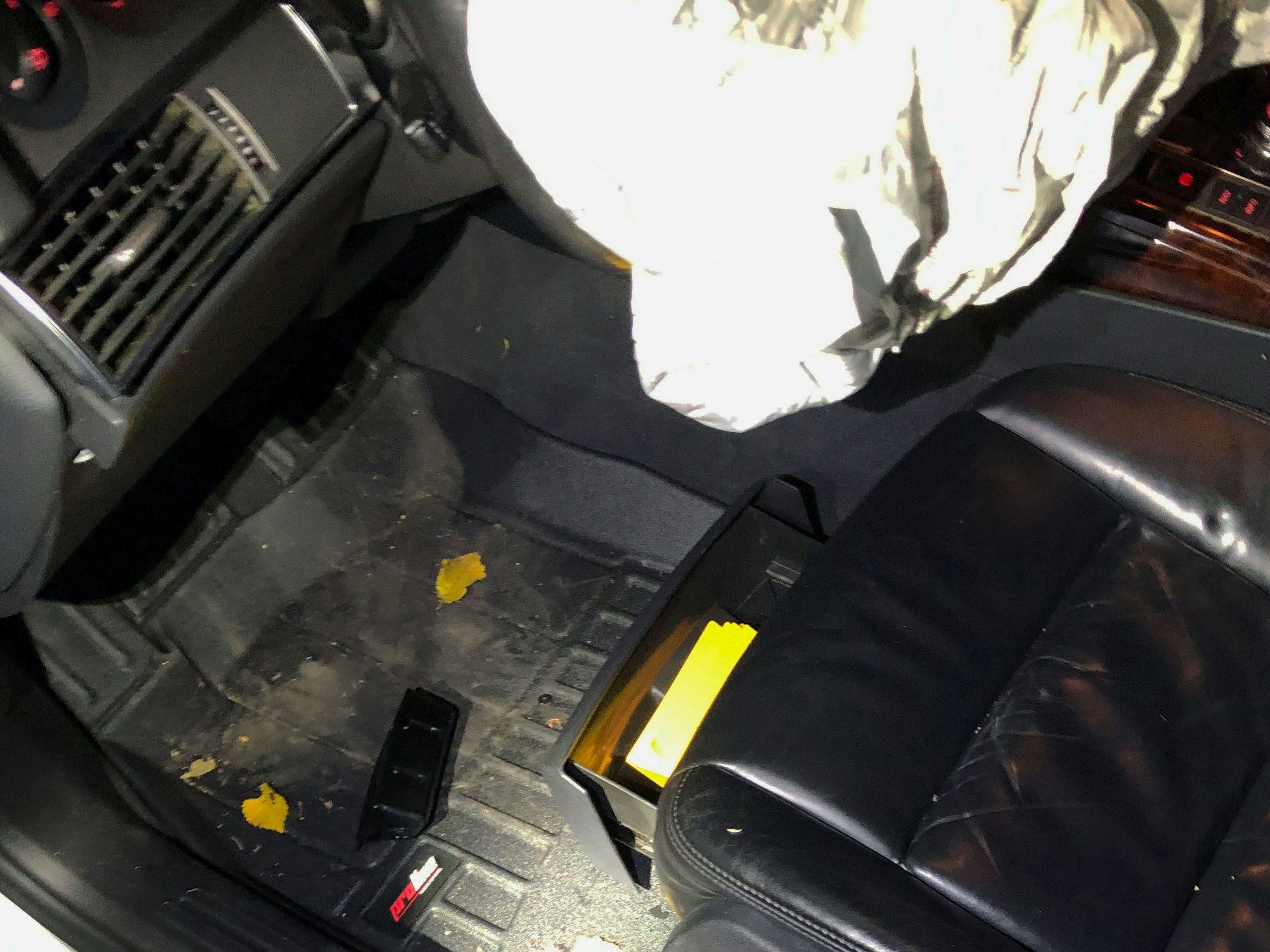 Das Foto zeigt den Fundort der Impfpässe unter dem Fahrersitz im Unfallauto