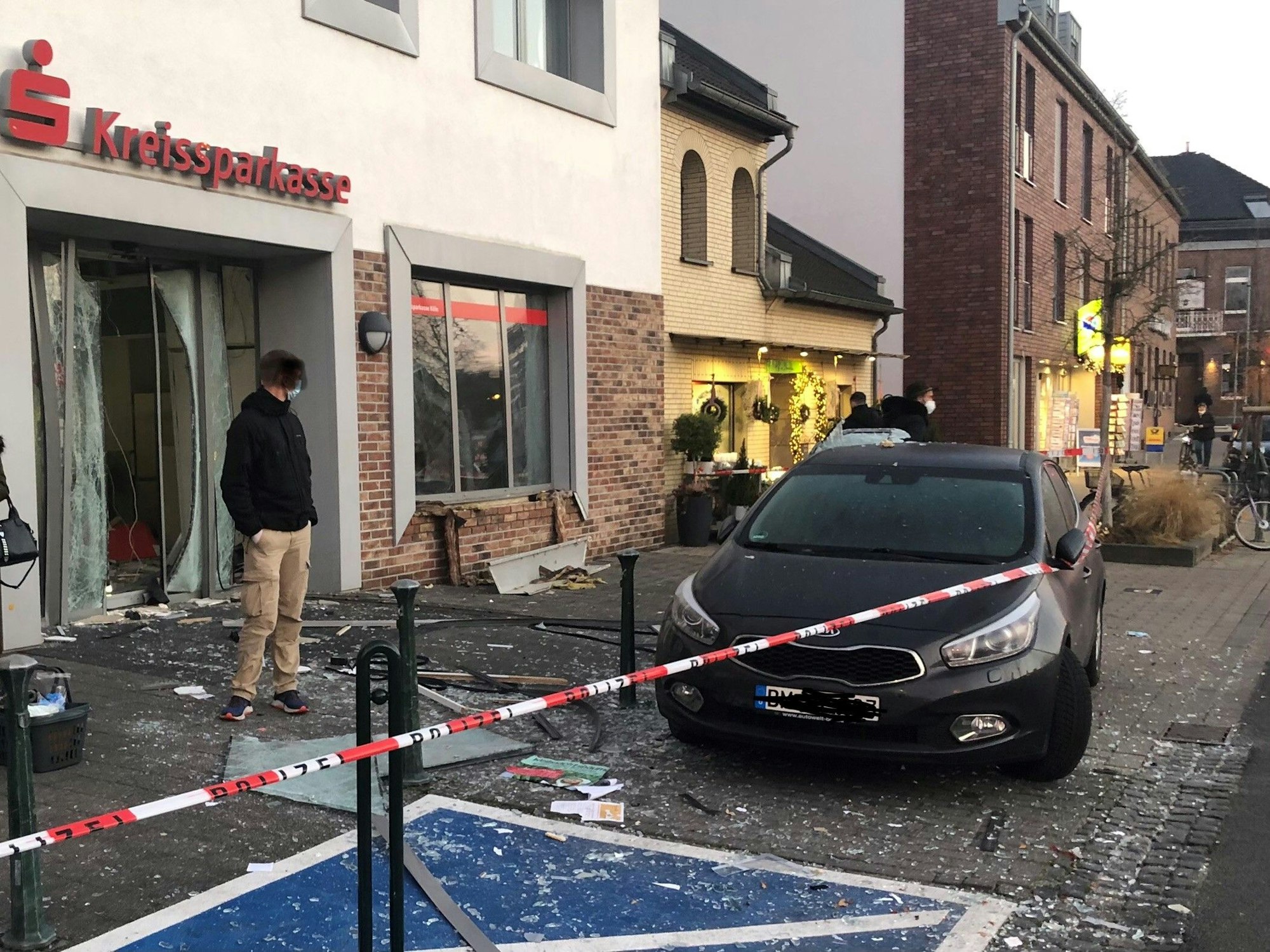 Eine Sparkassen-Filiale in Pulheim-Stommeln wurde in der Nacht auf den 25. November 2021 gesprengt. Die Täter sind auf der Flucht.