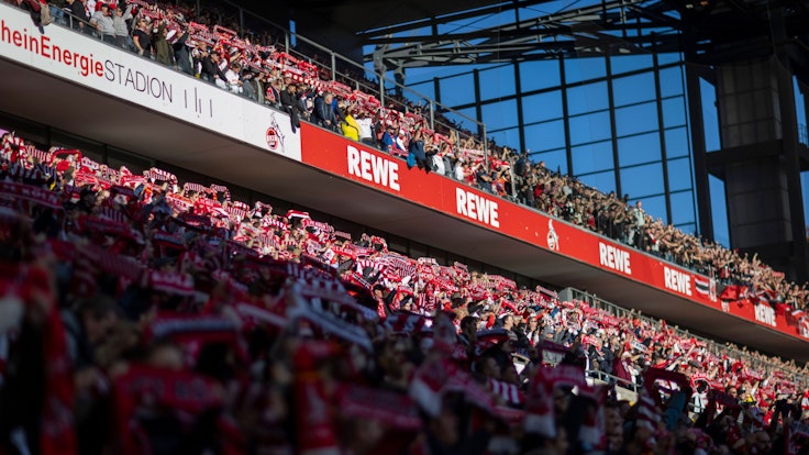 Fans im Stadion des 1. FC Köln beim Derby gegen Bayer Leverkusen.