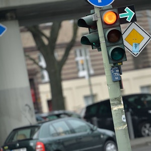 Viele Autofahrer verhalten sich beim Grünpfeil-Schild falsch. Auf dem Foto (aufgenommen am 3. März 2014 in Berlin-Charlottenburg) sieht man ein Grünpfeil-Schild.
