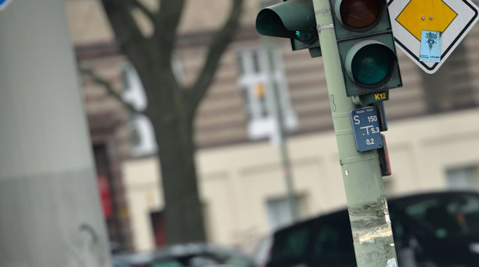 Viele Autofahrer verhalten sich beim Grünpfeil-Schild falsch. Auf dem Foto (aufgenommen am 3. März 2014 in Berlin-Charlottenburg) sieht man ein Grünpfeil-Schild.