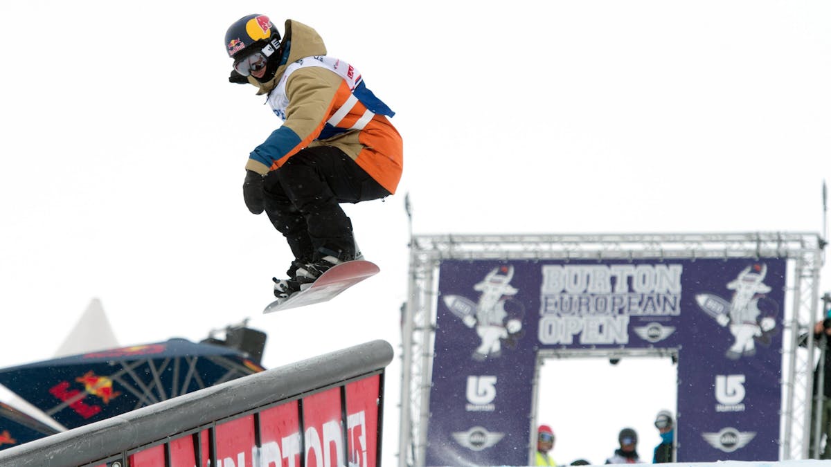 Marko Grilc springt mit seinem Snowboard über eine Schanze.