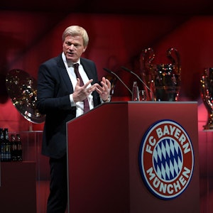Oliver Kahn spricht vor den Mitgliedern des FC Bayern München.