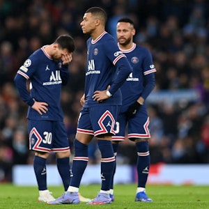 Lionel Messi, Kylian Mbappé und Neymar stehen enttäuscht beieinander.