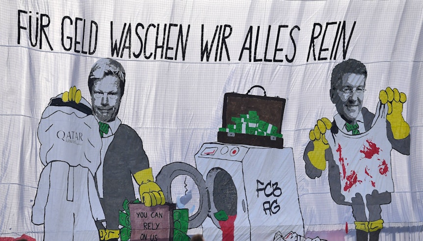 „Für Geld wachen wir alles rein“ steht auf einem Fan-Plakat mit den Köpfen von Oliver Kahn und Herbert Hainer.