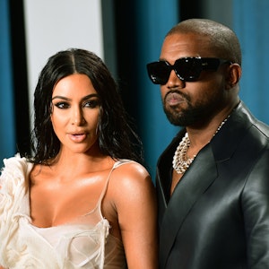 Kim Kardashian, Reality-TV-Star und Unternehmerin, und ihr Mann Kanye West, Musiker, kommen zu der Oscar-Party von Vanity Fair im „Wallis Annenberg Center for the Performing Arts“ in Beverly Hills.